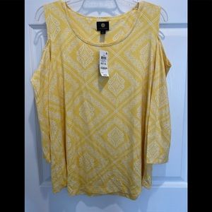 Cold shoulder JM Collection top!